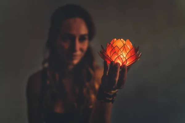 Krásná meditující žena s lotosovou svíčkou v ruce. — Stock fotografie