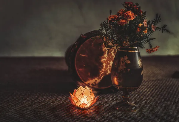 꽃다발 과 젬 베를 곁들인 로터스 촛불. — 스톡 사진