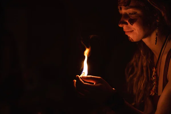 Meditar mulher com palo santo na mão. Mulher é pintada em seu rosto com cacau, cerimônia de cacau. — Fotografia de Stock