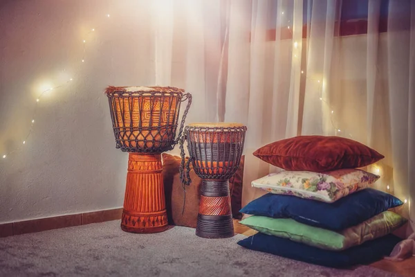 Originale tamburo djembe africano con lamina in pelle. — Foto Stock