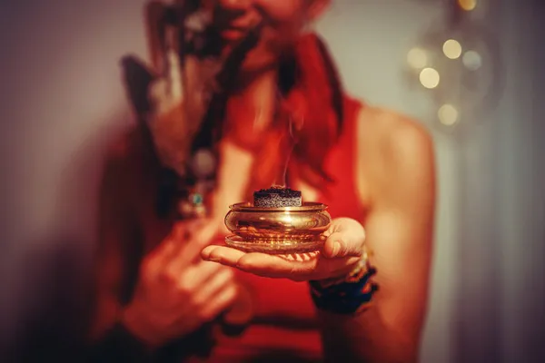 여자 손에 향을 피우는 의식을 행하는 공간. — 스톡 사진