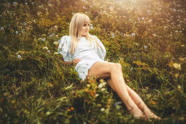 牧草地に美しい若い女性の肖像画. — ストック写真