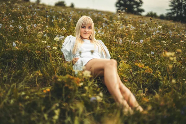 Portrait of a beautiful young woman on meadow. — Stock Photo, Image