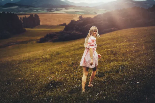 Retrato de una hermosa joven en el prado. — Foto de Stock