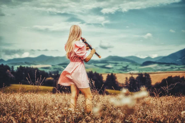 Meisje spelen op sjamaan fluit in de natuur. — Stockfoto