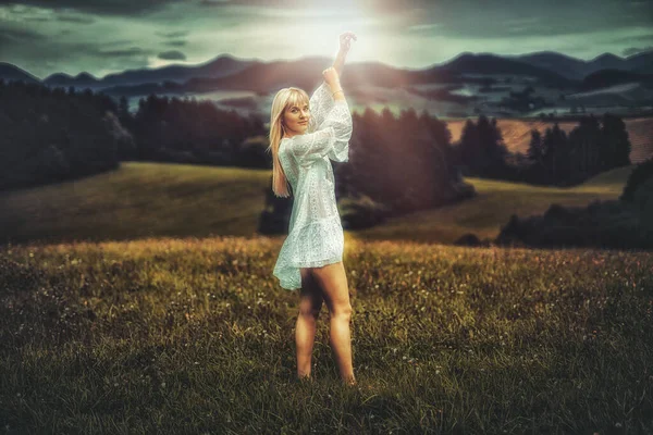 Schöne schamanische Frau in der Natur. — Stockfoto