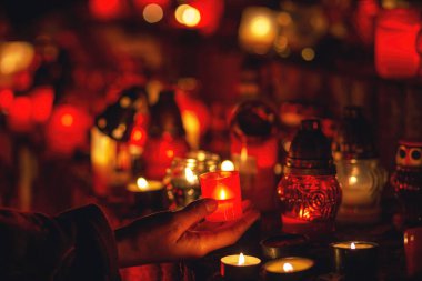 Dua eden eller. Mumlar mezarlıkta. 1 Kasım. Azizler bayramı. Hallowmas. Tüm Ruhlar Günü.
