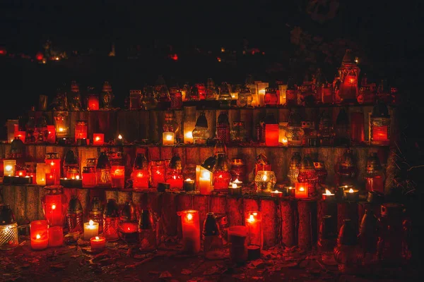 Kerzen auf dem Friedhof. 1. November. Allerheiligen. Hallowmas. Allerseelentag. — Stockfoto