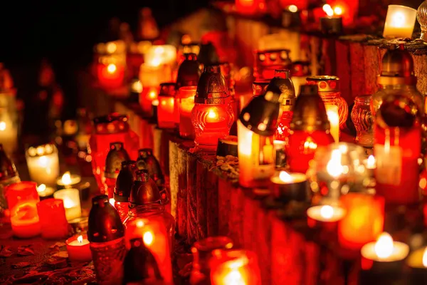 Candles in the cemetery. 1st November. Feast of All Saints. Hallowmas. All Souls Day. — Stock Photo, Image