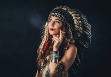 Stüdyoda elinde sigarayla siyah arka planda güzel bir şaman kız..