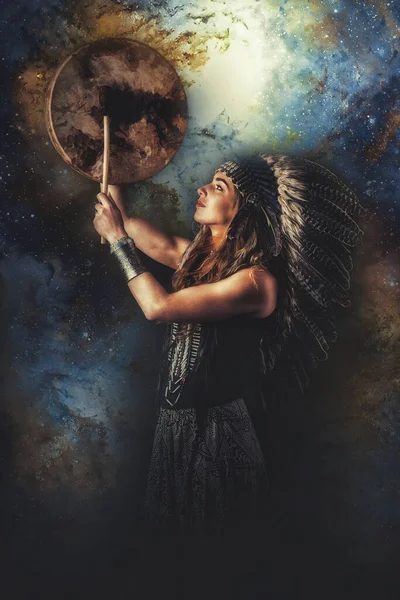 Krásná šamanská dívka hraje na šaman rám buben v kosmickém prostoru. — Stock fotografie
