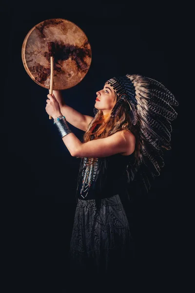 Gyönyörű sámáni lány játszik sámán dob a stúdióban. — Stock Fotó