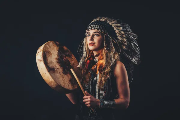 Gyönyörű sámáni lány játszik sámán dob a stúdióban. — Stock Fotó