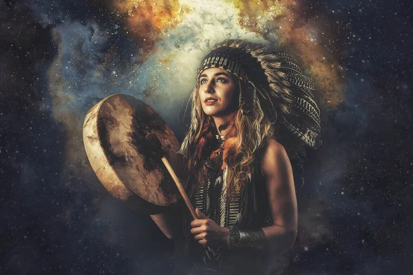 Beautiful shamanic girl playing on shaman frame drum in cosmic space. — Stock Photo, Image