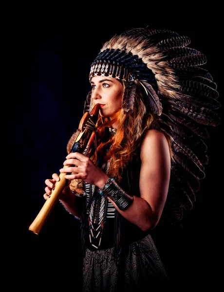 Bella ragazza sciamanica che suona il flauto sciamano in studio. — Foto Stock