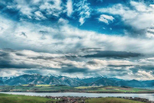 Vackert landskap, sjö med berg i bakgrunden. — Stockfoto