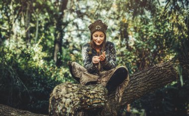 Doğadaki güzel şaman kadın..