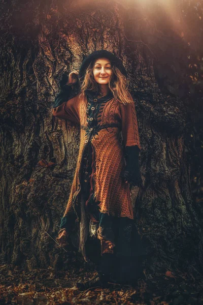 Vacker shamansk kvinna i naturen. — Stockfoto