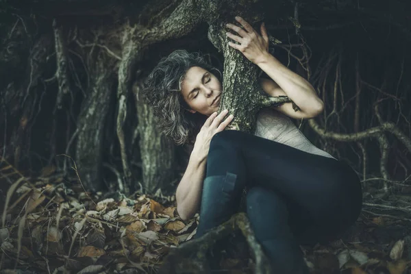 나무의 한 부분으로 섹시 한 여자. — 스톡 사진