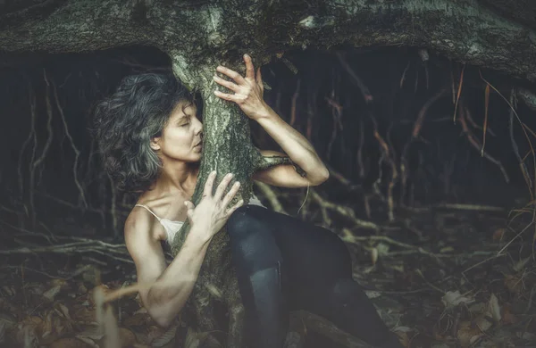 나무의 한 부분으로 섹시 한 여자. — 스톡 사진