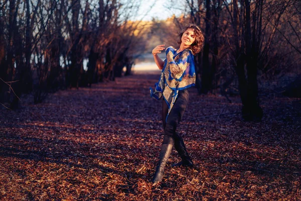 Beautiful woman dancing in nature at sunset. — Stock Photo, Image