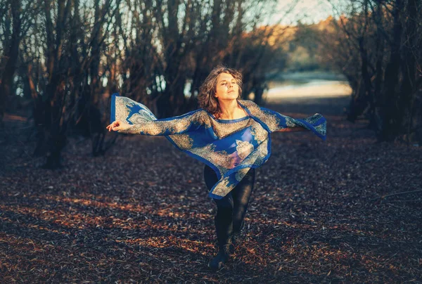 Mulher bonita dançando na natureza ao pôr do sol. — Fotografia de Stock