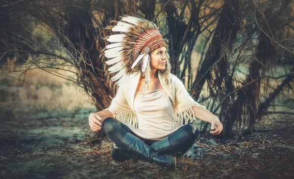 Krásná šamanská dívka v přírodě. — Stock fotografie