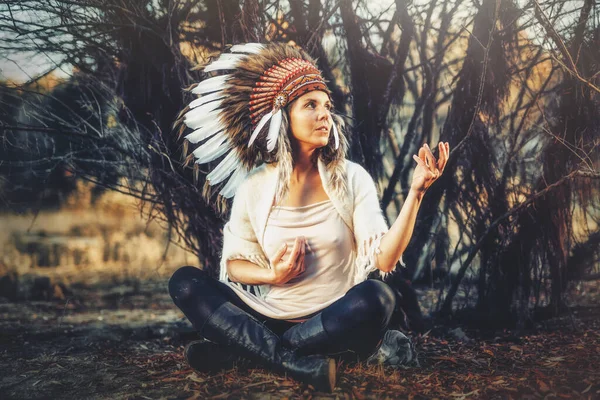 Beautiful shamanic girl in the nature. — Stock Photo, Image