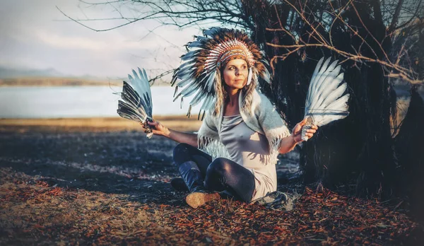 Krásná šamanská dívka v přírodě. — Stock fotografie