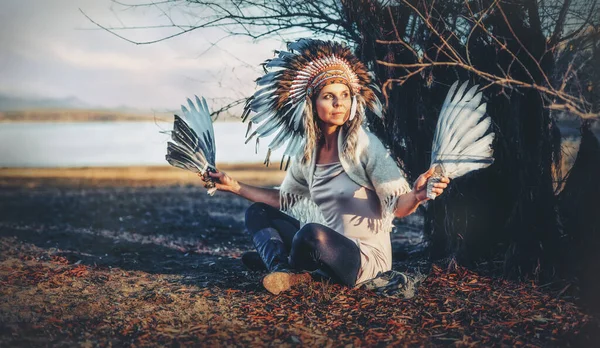 Schönes schamanisches Mädchen in der Natur. — Stockfoto