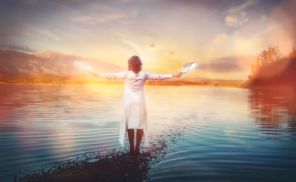 Beautiful shamanic girl in the nature. — Stock Photo, Image