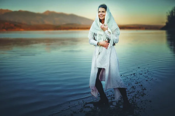 Mujer brumosa cubierta con una bufanda en la naturaleza. —  Fotos de Stock