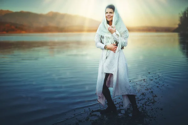 Femme brumeuse couverte d'une écharpe dans la nature. — Photo