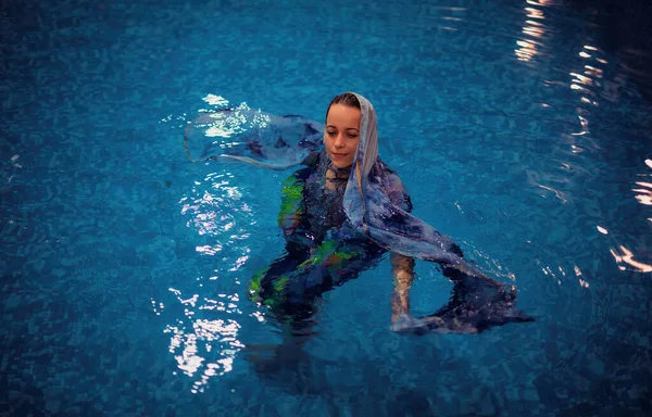 Красивая молодая женщина отдыхает в бассейне . — стоковое фото