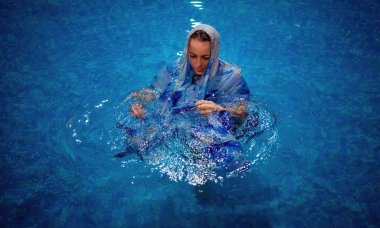 genç ve güzel kadın havuzda dinlendirici.