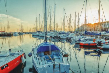 Deniz koyunda yaz günbatımında yatlarla.