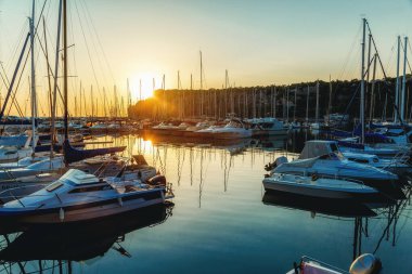 Deniz koyunda yaz günbatımında yatlarla.