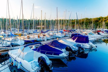 Deniz koyunda yaz günbatımında yatlarla.
