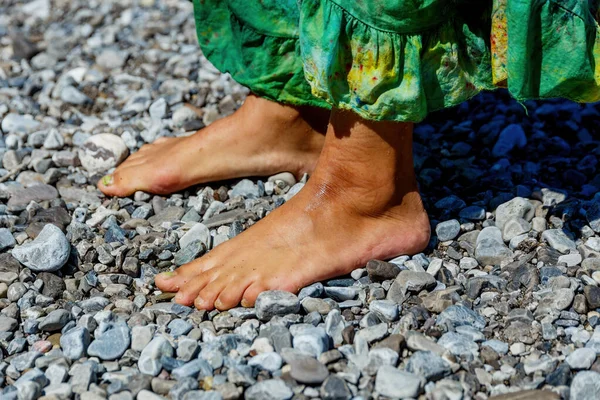 Женские ноги на берегу моря . — стоковое фото