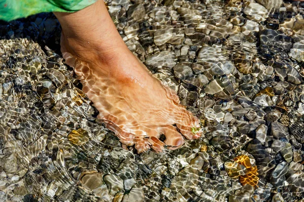 Женские ноги на берегу моря . — стоковое фото