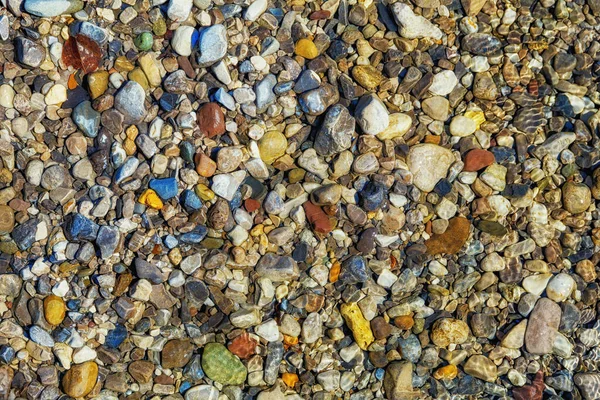 Shiny sea water with sparkles, pebbles seabed. — Stock Photo, Image