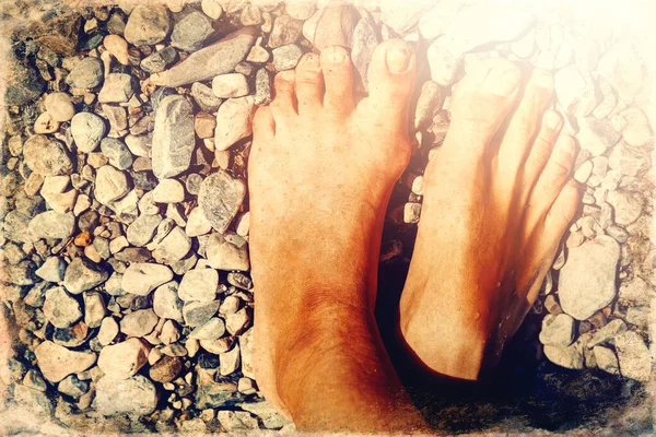 Férfi és női lábak a tengerparton. Kilátás felülről. — Stock Fotó