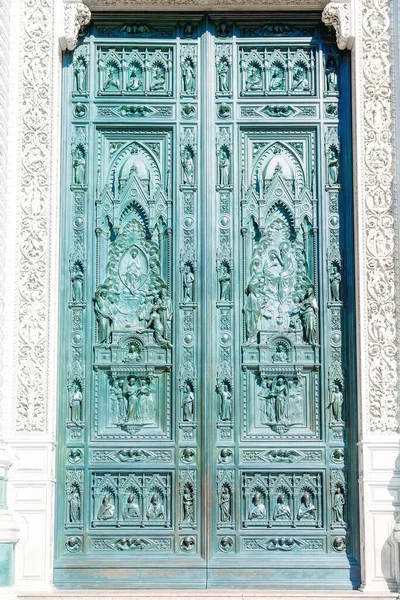 Vstupní dveře katedrály, ozdobné dveře. — Stock fotografie