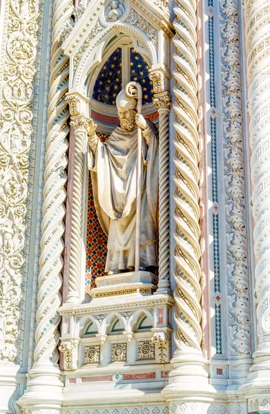 The stone statue of the bishop. — Fotografia de Stock