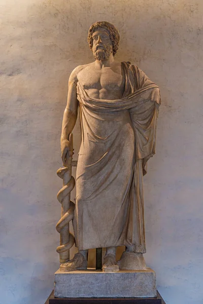 Marble statue of greek god Zeu. Antique sculpture of man with beard. — стоковое фото