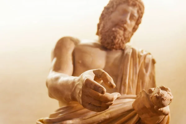 Estatua de mármol del dios griego Zeu. Escultura antigua del hombre con barba. —  Fotos de Stock