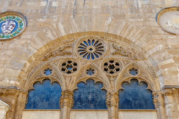 Όμορφα διακοσμημένο παράθυρο στον καθεδρικό ναό. — Φωτογραφία Αρχείου