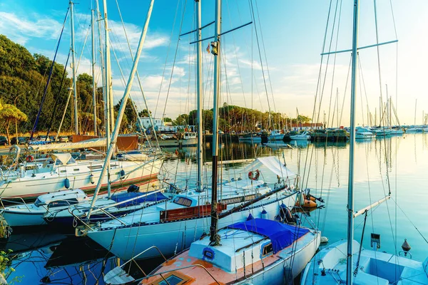 Deniz koyunda yaz günbatımında yatlarla.