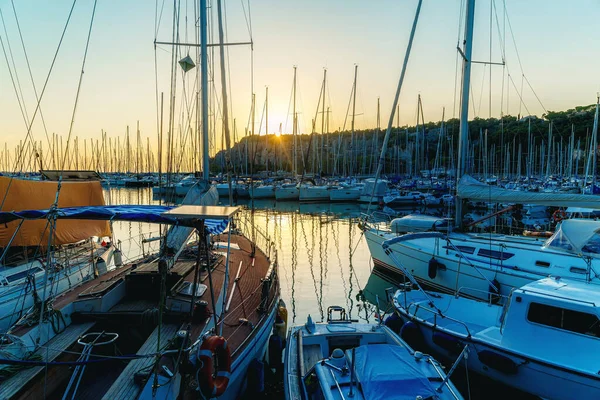 Deniz koyunda yaz günbatımında yatlarla.