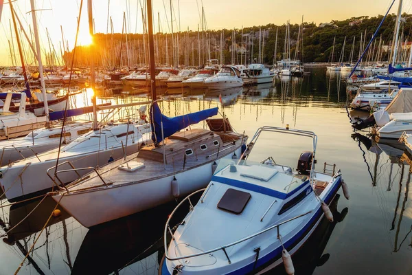 Deniz koyunda yaz günbatımında yatlarla.